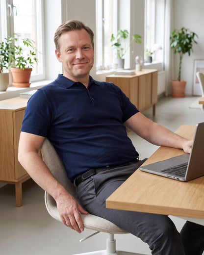 Mann sitter komfortabelt ved skrivebordet uten beltespenne